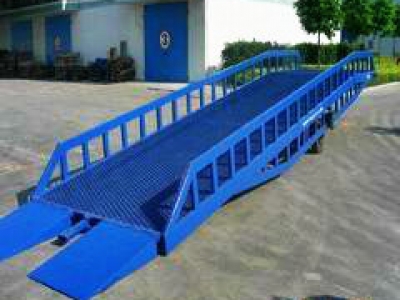 移動(dòng)式液壓登車(chē)橋